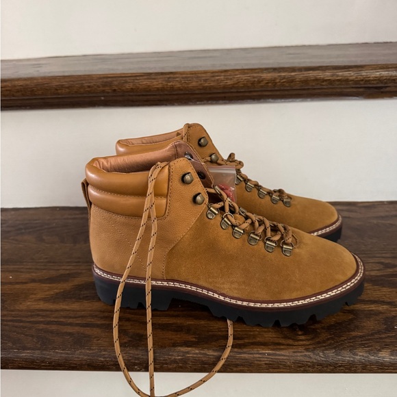 Madewell Shoes - Madewell women’s Tan Hiking Boots